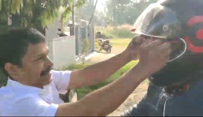 കണ്ണടകൾ നൽകി ജനകീയ പ്രതിഷേധം