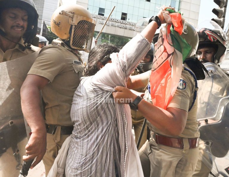 യൂത്ത്കോൺഗ്രസ്സ് പ്രതിഷേധം ; പോലീസും പ്രവർത്തകരും ഏറ്റുമുട്ടി, തലസ്ഥാന നഗരം യുദ്ധക്കളമായി,  വനിതാ പ്രവർത്തകയുടെ വസ്ത്രം വലിച്ചുകീറി, രാഹുൽ മാങ്കൂട്ടത്തിന് പൊലീസ് മർദ്ദനം.